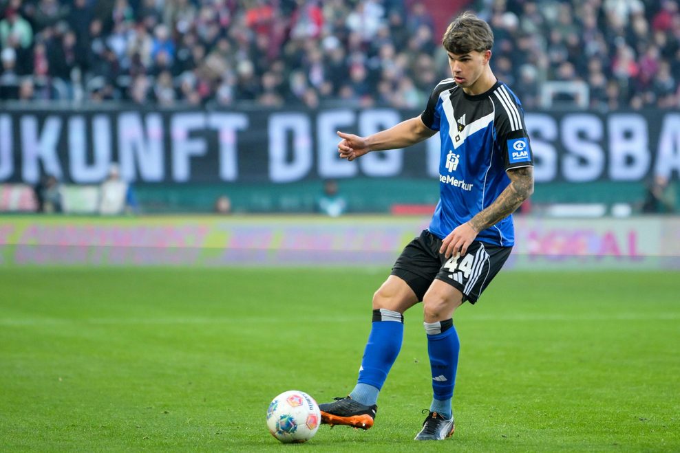 Luka Vuskovic spielt einen Pass