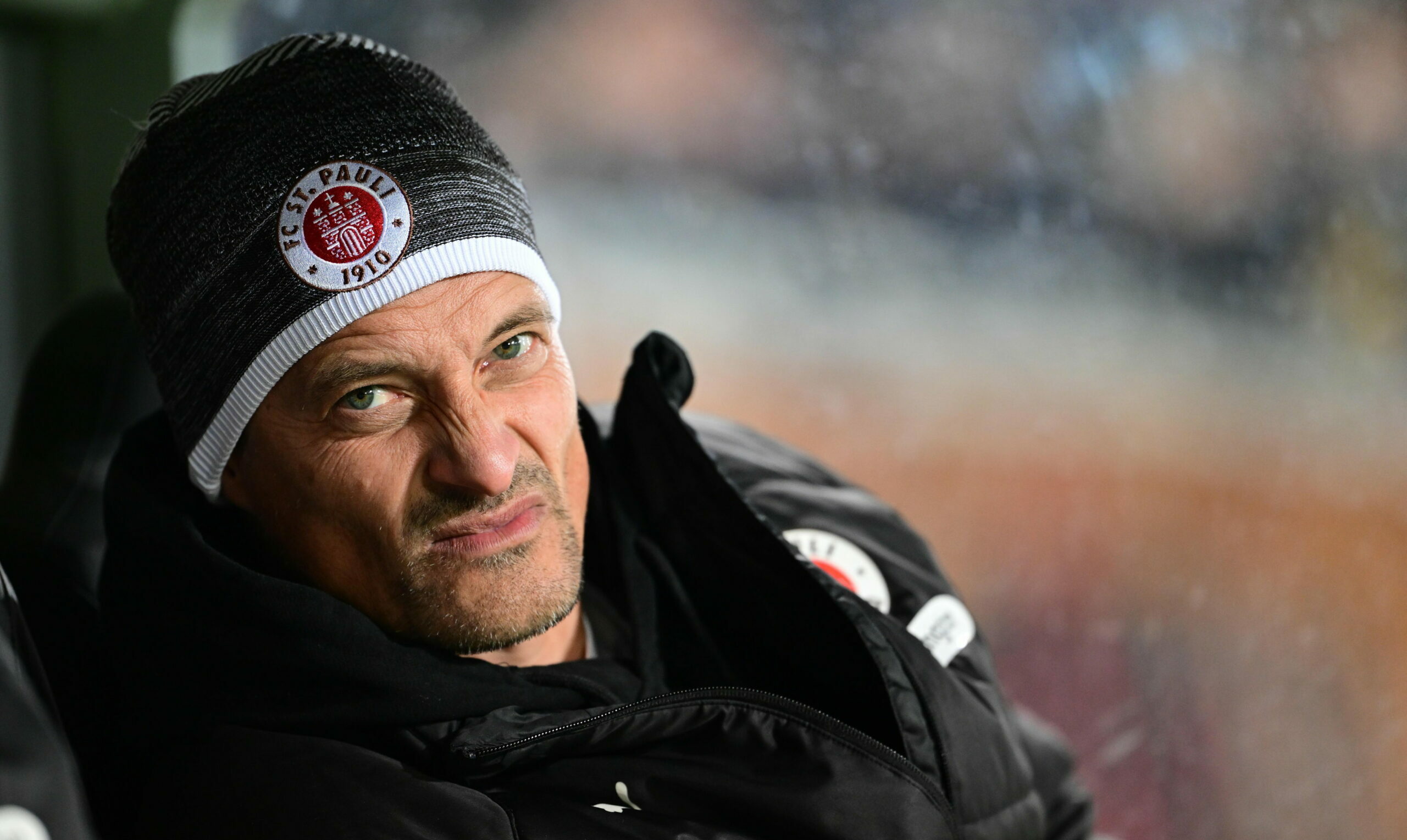 St. Pauli-Trainer Alexander Blessin verzieht während des Spiels gegen Union Berlin das Gesicht