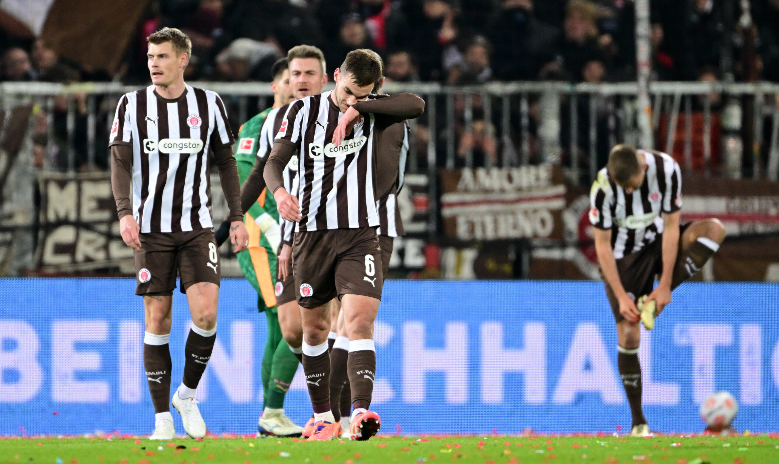 St. Paulis Profis trotten nach dem 0:1 niedergeschlagen über den Platz.