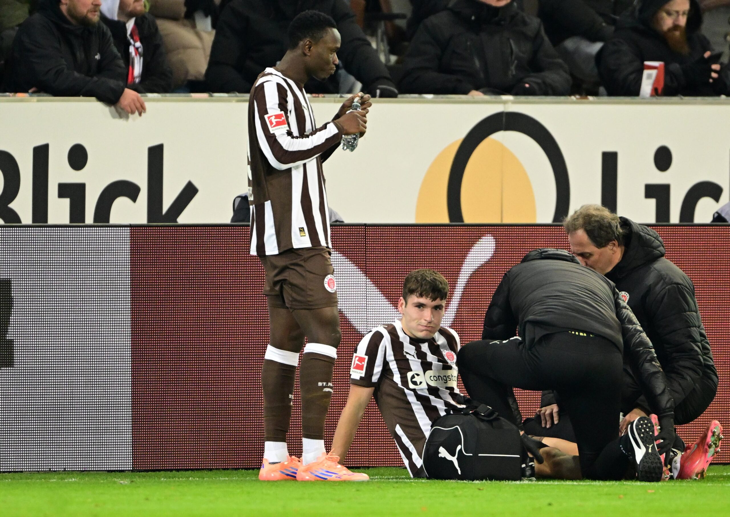 Arkadiusz Pyrka wird verletzt behandelt