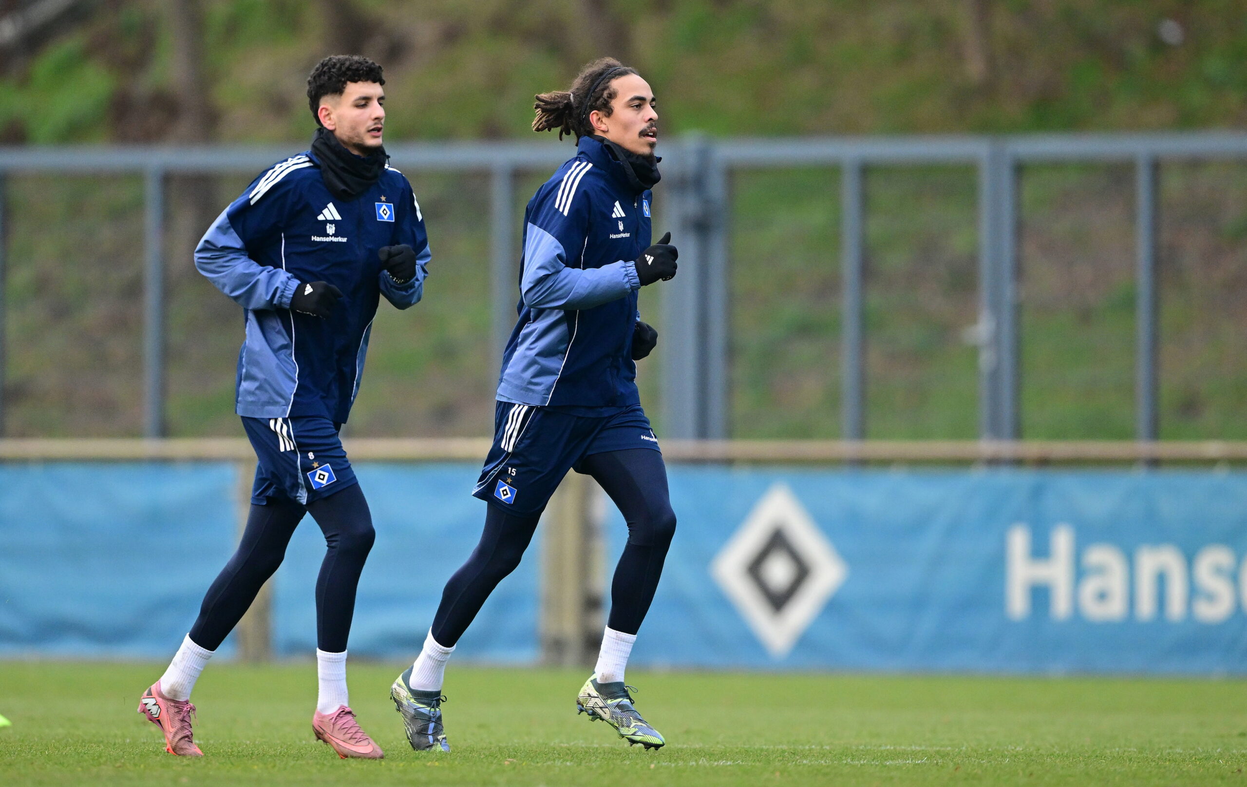 Daniel Elfadli und Yussuf Poulsen laufen auf dem Trainingsplatz nebeneinander