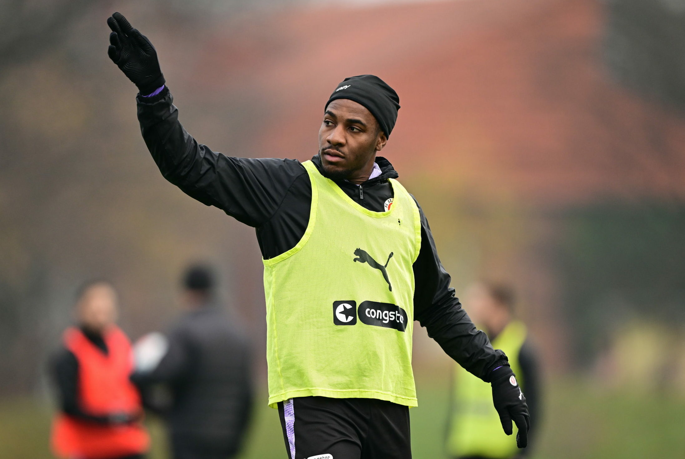 St. Pauli-Stürmer Oladapo Adolayan gestikuliert auf dem Trainingsplatz