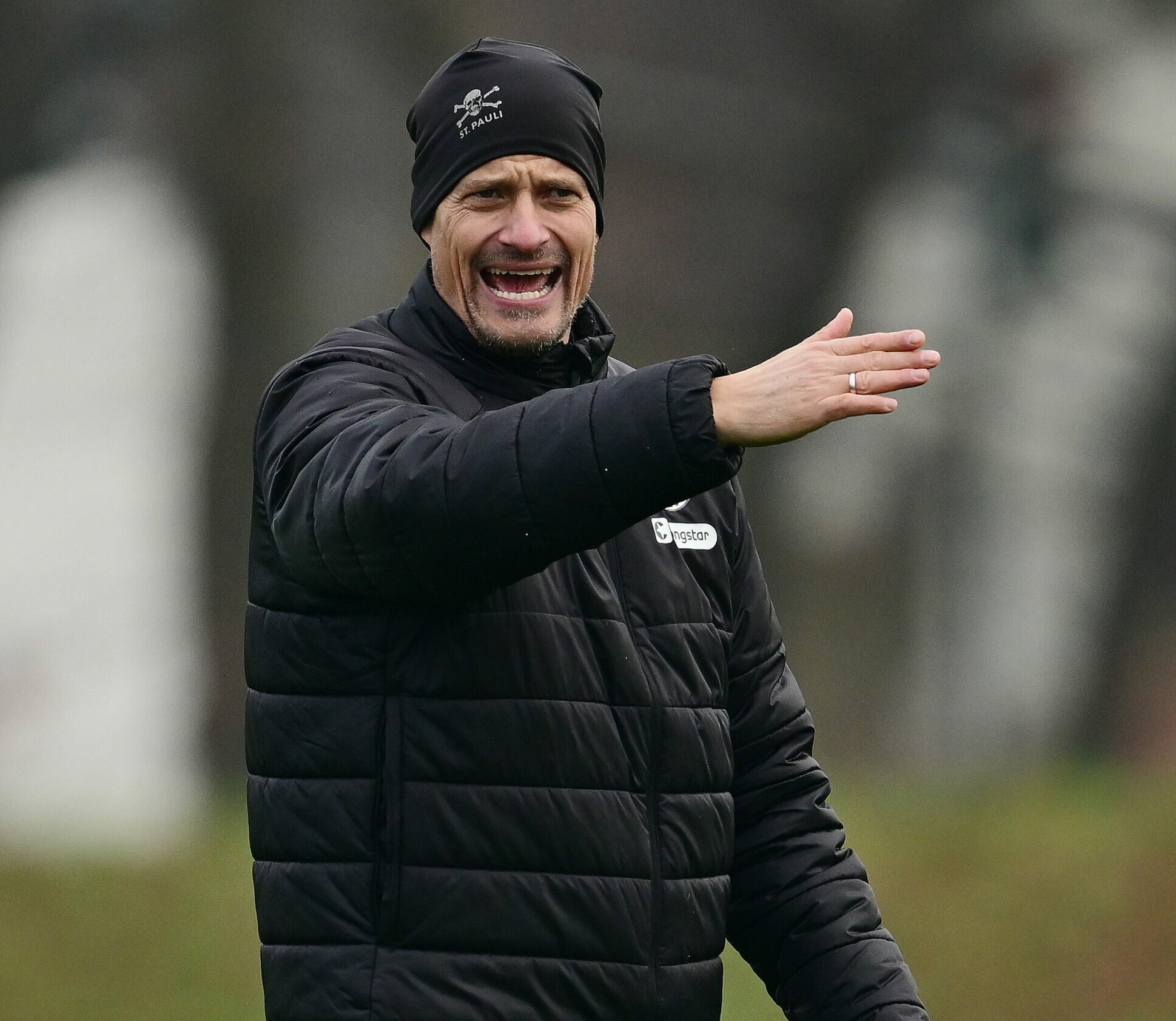 St. Pauli-Trainer Alexander Blessin gibt auf dem Trainingsplatz Anweisungen