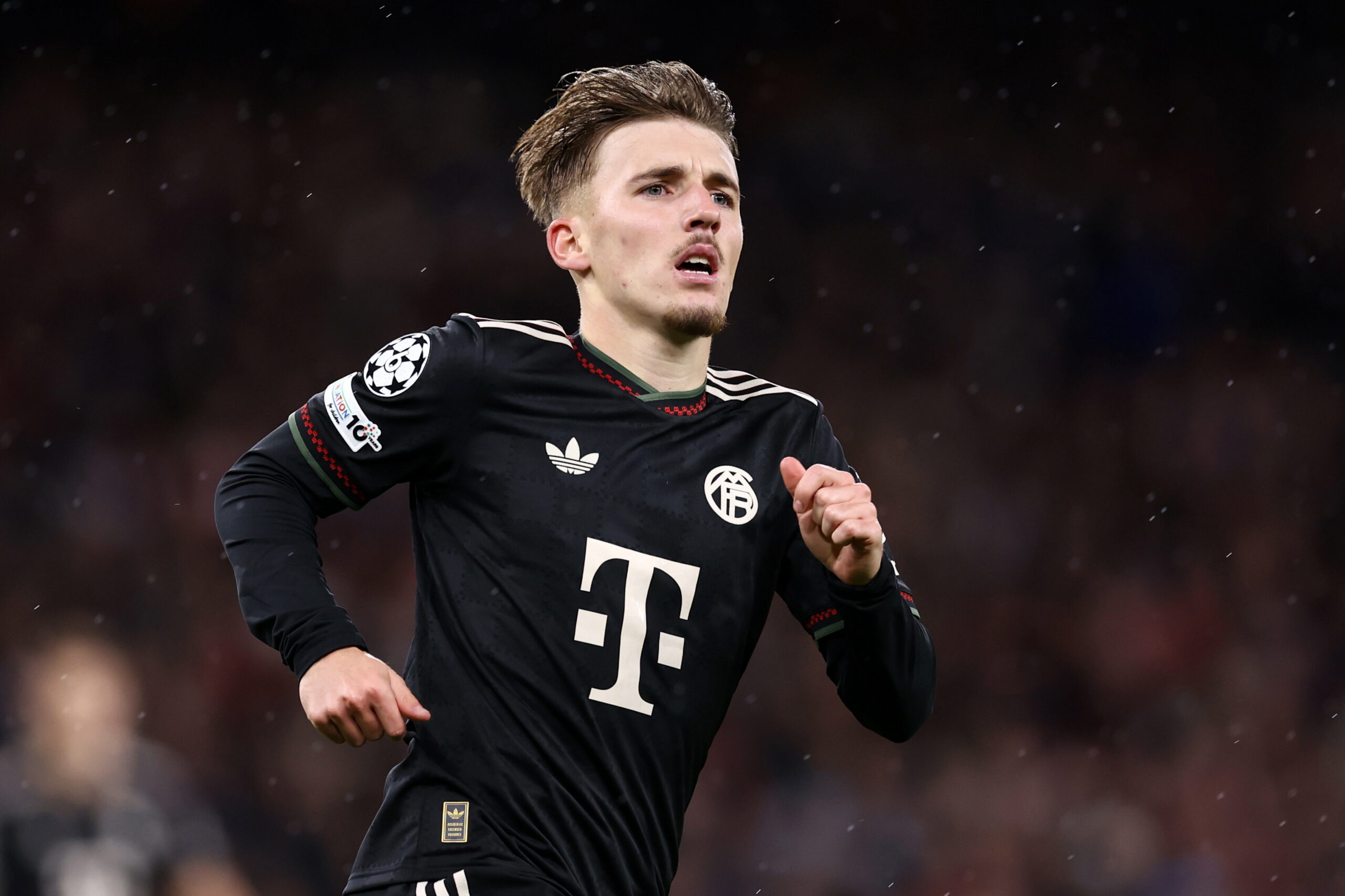 Top-Talent Lennart Karl im schwarzen Bayern-Trikot