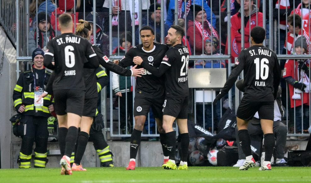 Andreas Hountondji wird für sein Tor für St. Pauli in München gefeiert