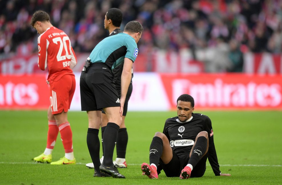 Andreas Hountondji sitzt verletzt auf dem Boden