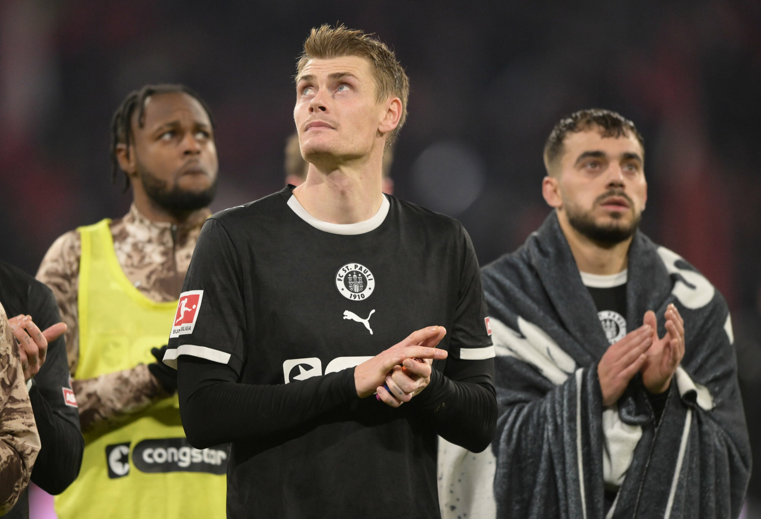 Eric Smith und St. Pauli-Kollegen vor der Fankurve