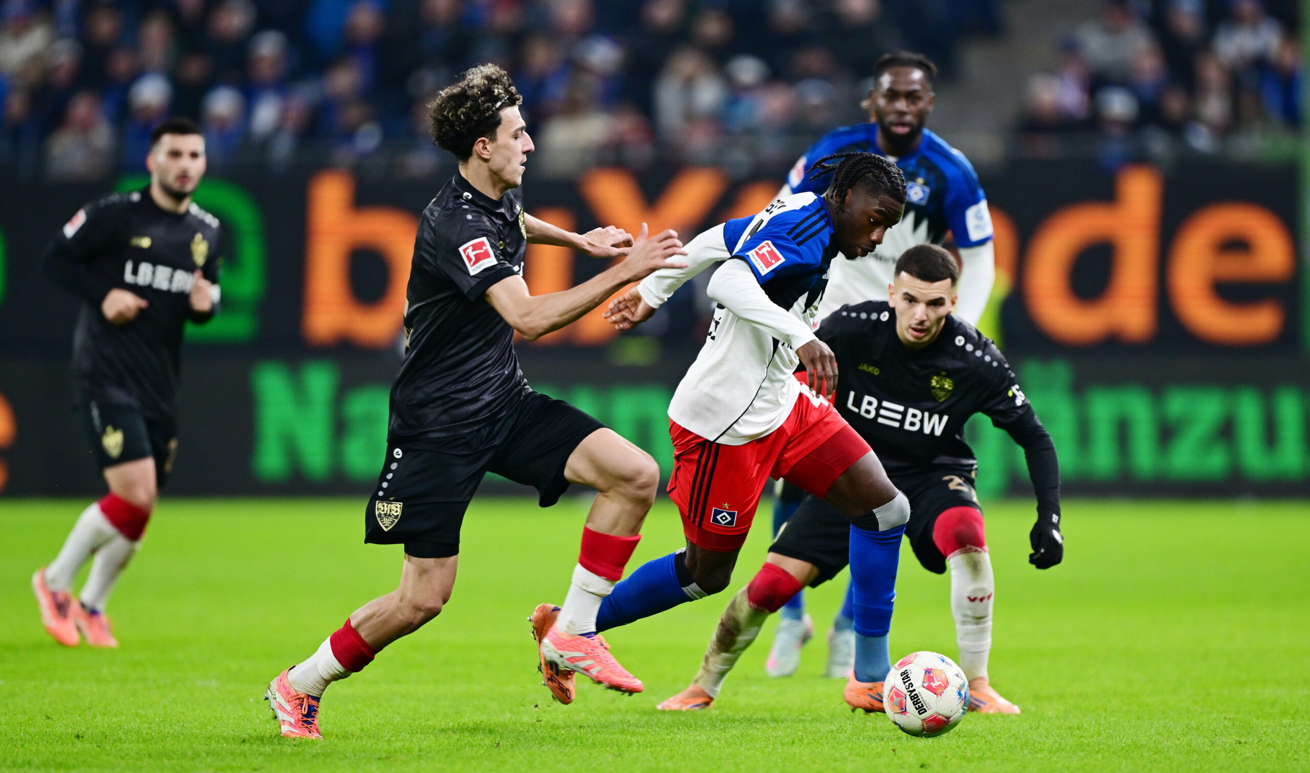 HSV-Stürmer Fabio Baldé sprintet an Stuttgarter Spielern vorbei