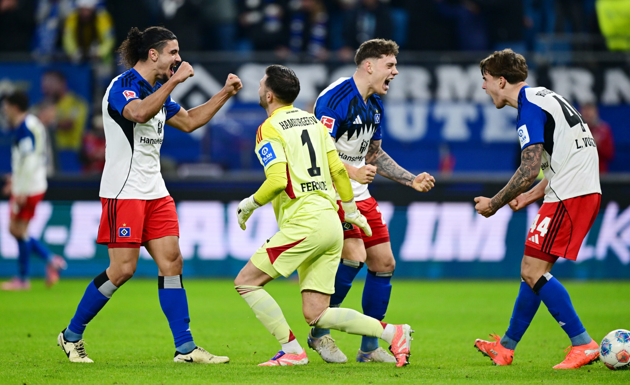 Die HSV-Profis feiern den Heimsieg gegen Stuttgart