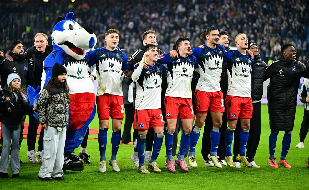 Die HSV-Profis feiern Arm in Arm vor der Nordtribüne