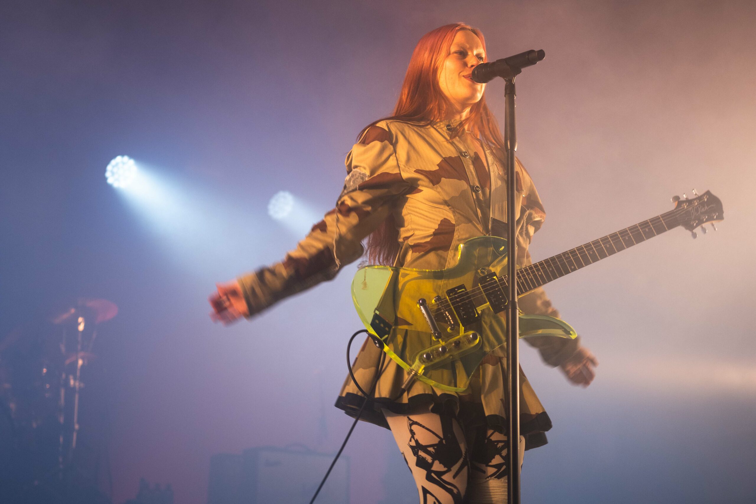 Volle Power im Tarnlook: Rhian Teasdale von Wet Leg bringt das Docks zum Kochen!