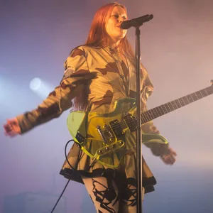 Volle Power im Tarnlook: Rhian Teasdale von Wet Leg bringt das Docks zum Kochen!