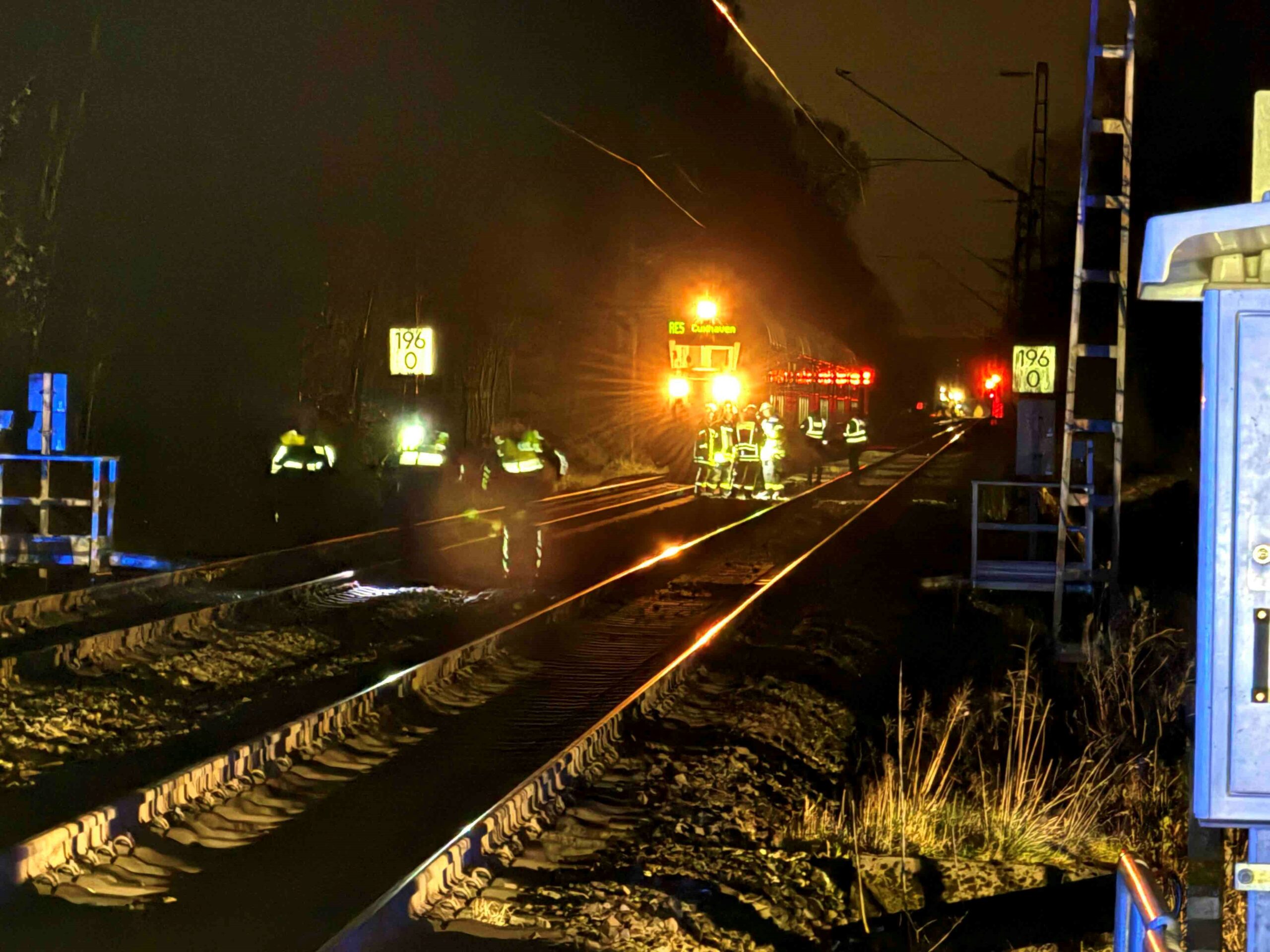Einsatzkräfte der Feuerwehr im Einsatz am Gleisbett in Nottensdorf