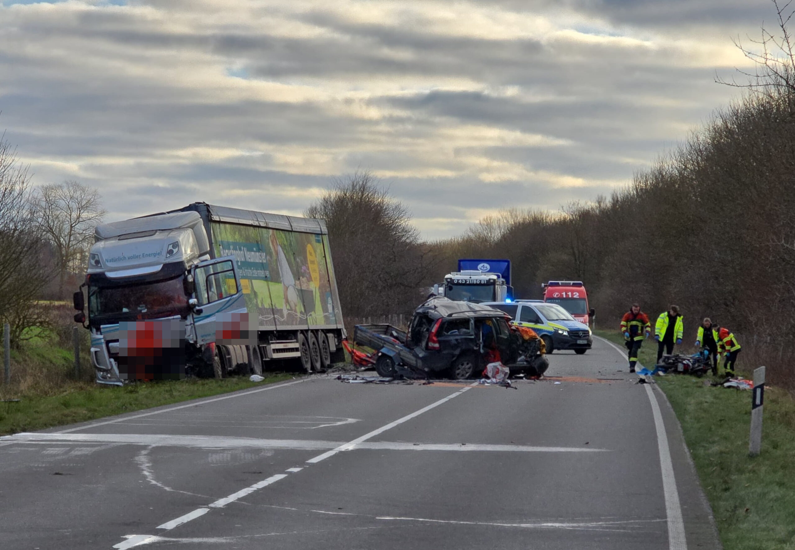 Ein Autofahrer ist am Heiligabend-Morgen mit seinem Wagen in den Gegenverkehr auf der B205 geraten und dort mit einem Sattelzug zusammengestoßen.