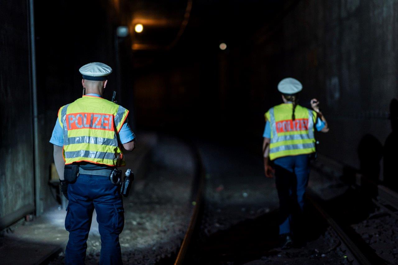 Bundespolizisten durchsuchen den S-Bahntunnel (Symbolfoto).