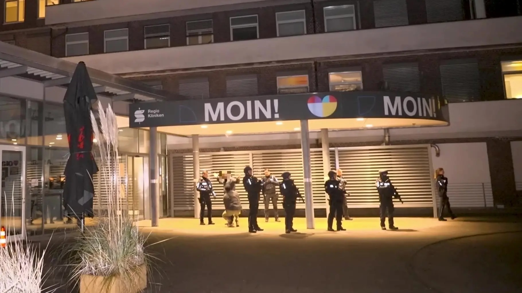 Polizeikräfte sichern das Pinneberger Krankenhaus, nachdem aufgebrachte Angehörige versucht haben, zu einem Verletzten zu gelangen.