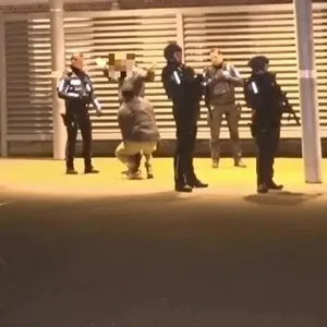 Polizeikräfte sichern das Pinneberger Krankenhaus, nachdem aufgebrachte Angehörige versucht haben, zu einem Verletzten zu gelangen.