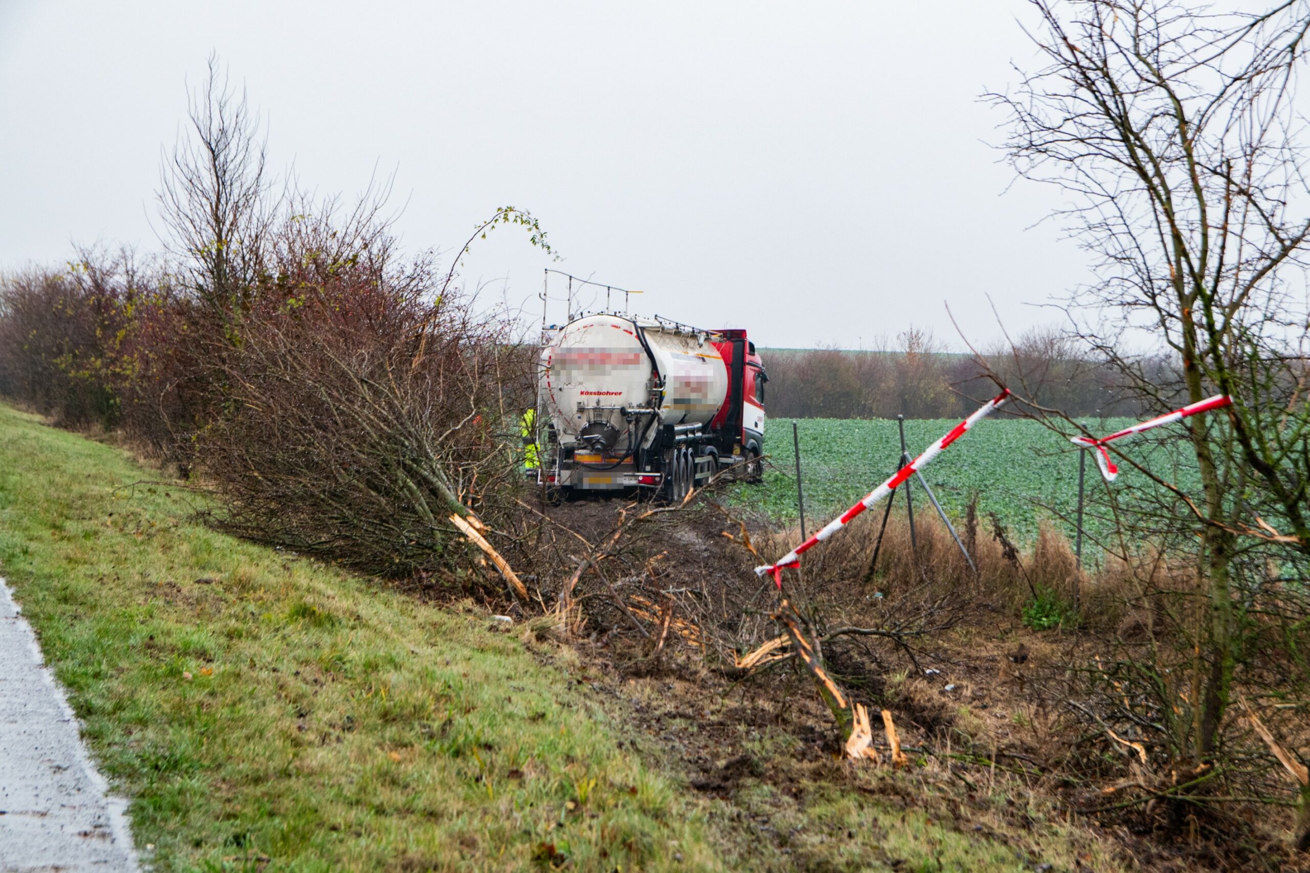 Der Sattelschlepper hinterließ eine Spur der Verwüstung