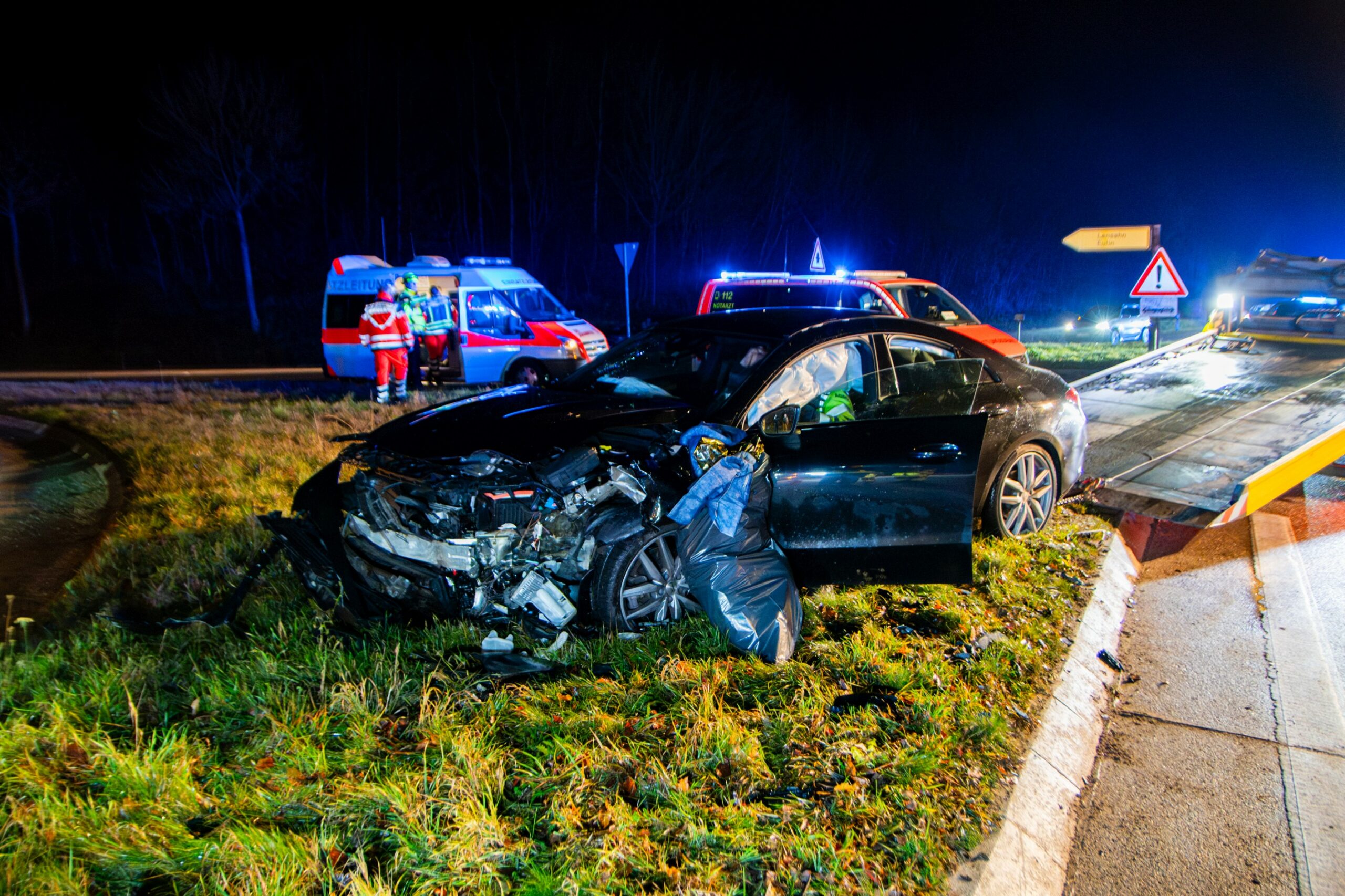 Die beiden Fahrezuge stießen frontal auf der Bundesstraße 76 zusammen.