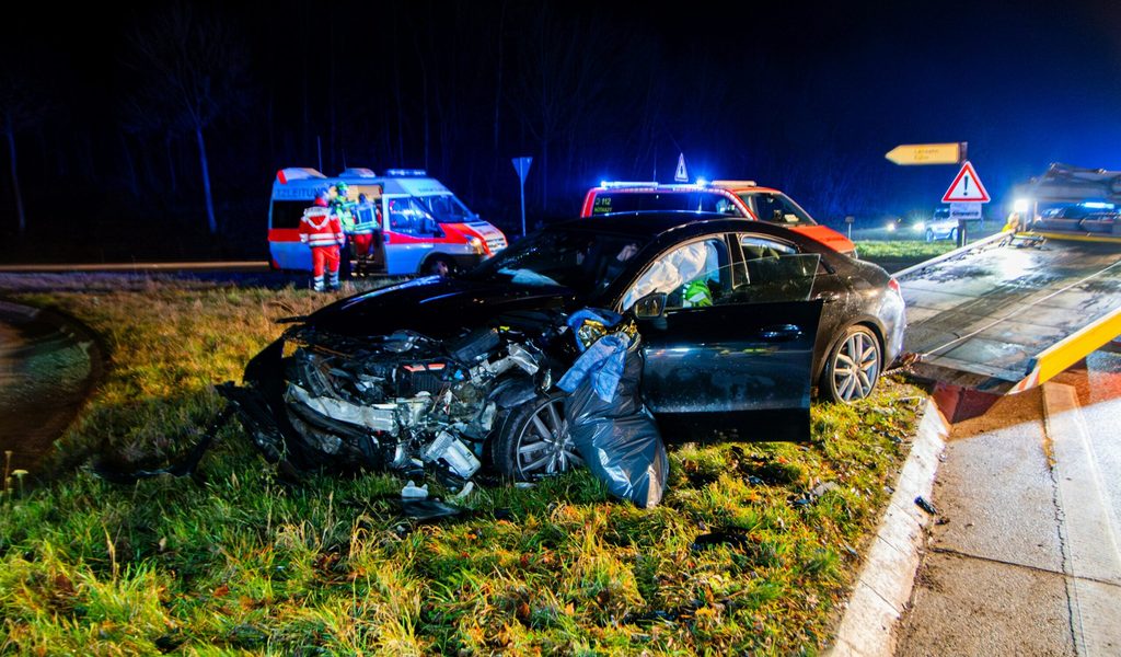 Sechs-Verletzte-nach-Frontalzusammensto-von-zwei-Pkw