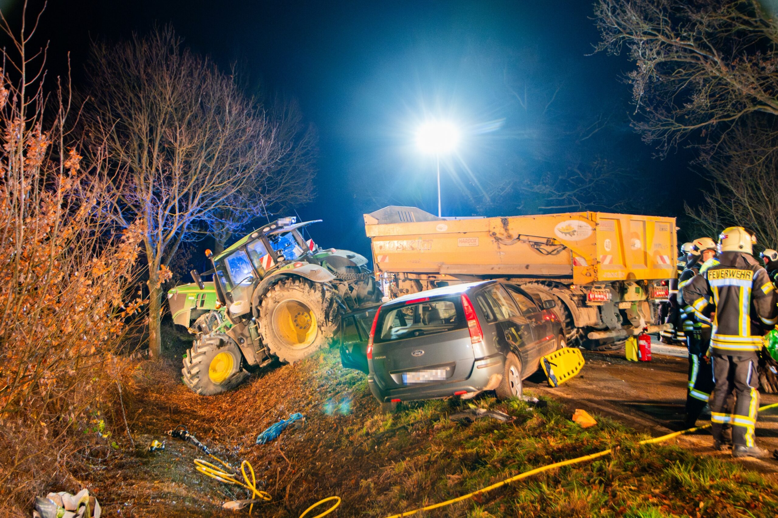 Im Kreis Ostholstein sind ein Trecker und ein Pkw kollidiert. Die beiden Fahrer wurden lebensgefährlich verletzt.