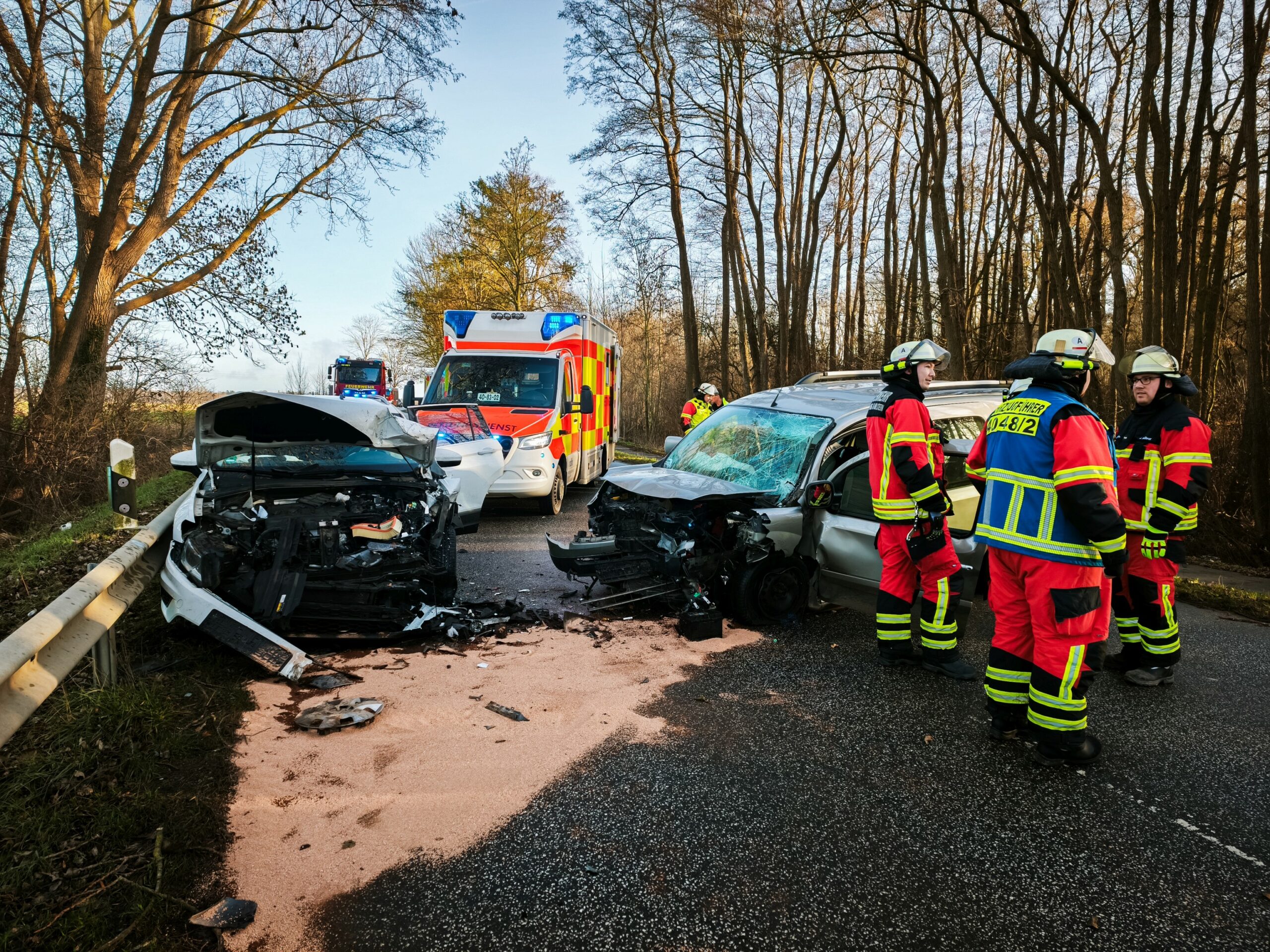 Bei dem Unfall auf der Bundesstraße 202 zwischen Oldenburg und Kiel wurden zwei Menschen schwer verletzt.