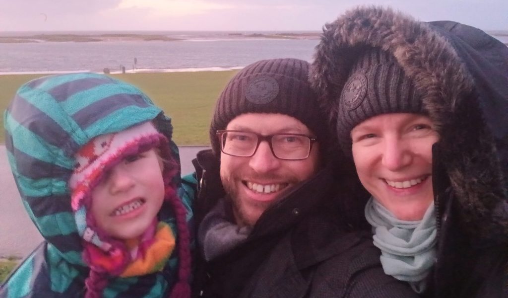 -Heftige-Jahre-Rike-4-hat-Augenkrebs-ihre-Patentante-sammelt-Spenden