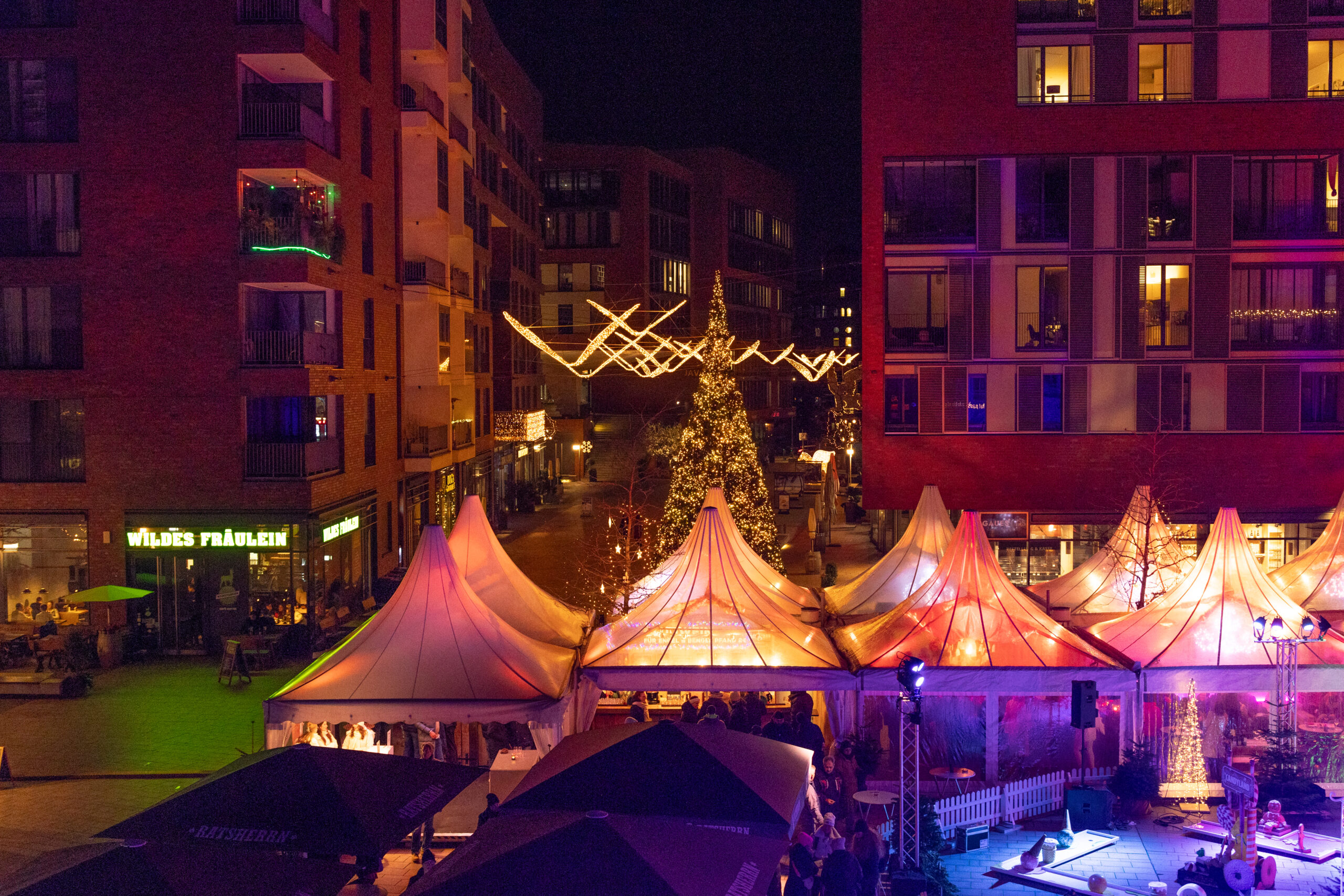 Der Weihnachtsmarkt in der HafenCity verlängert seine Öffnungszeiten.