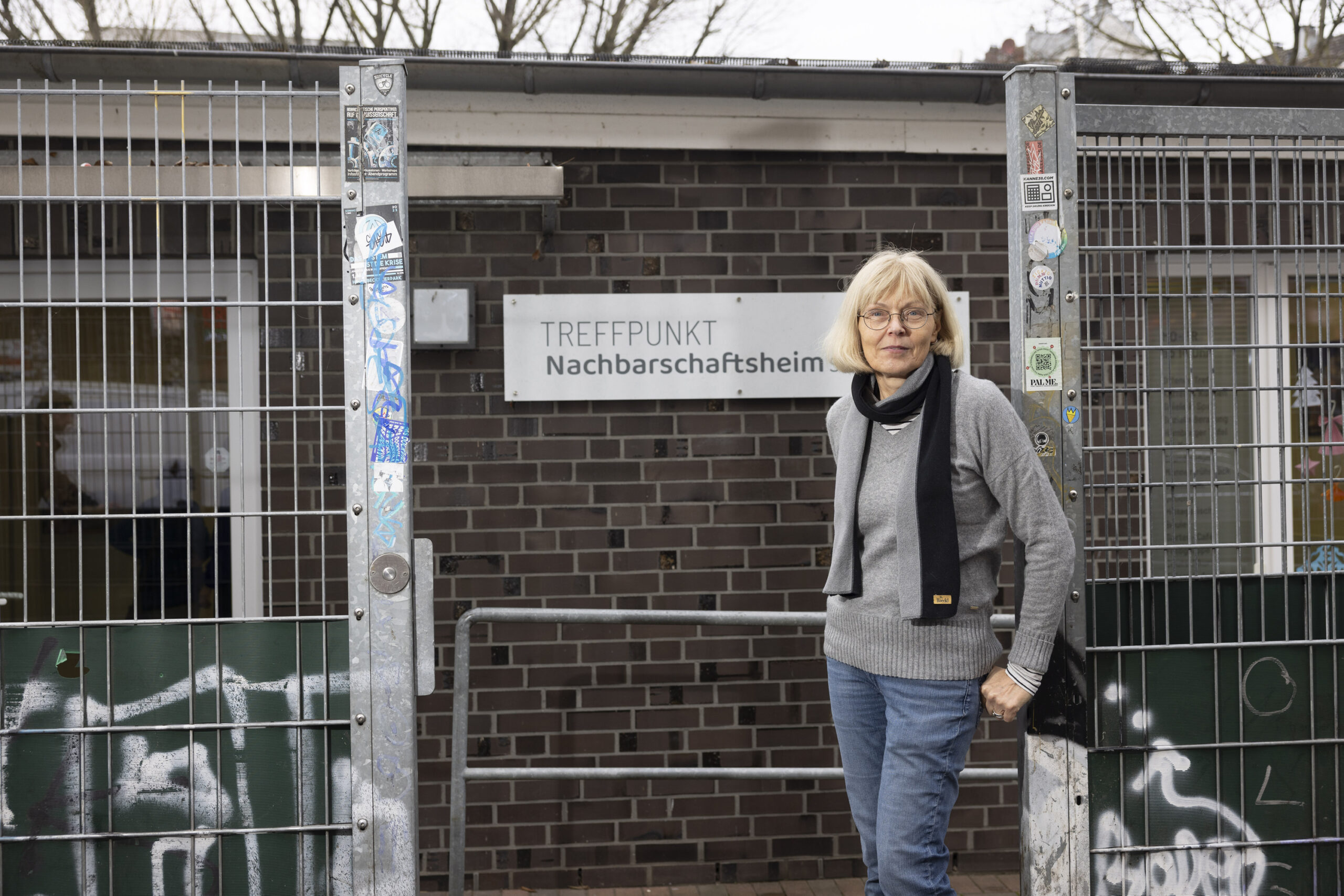 Sie weiß, wie schmerzhaft Weihnachten für viele Senioren auf dem Kiez ist: Susanne Fink-Knodel (62) vor dem Nachbarschaftsheim St. Pauli an der Silbersackstraße.