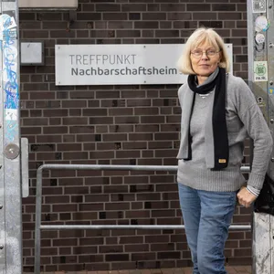 Sie weiß, wie schmerzhaft Weihnachten für viele Senioren auf dem Kiez ist: Susanne Fink-Knodel (62) vor dem Nachbarschaftsheim St. Pauli an der Silbersackstraße.