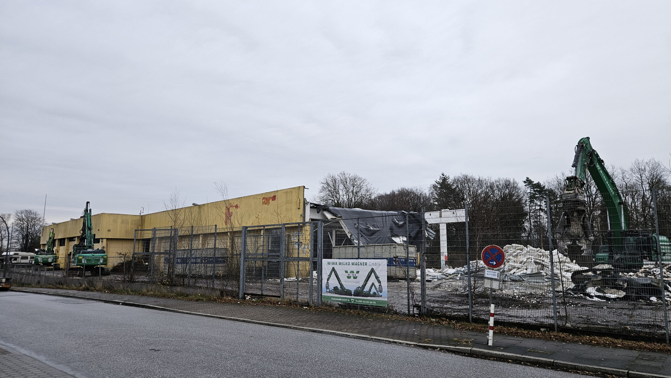 Auf dem Gelände der ehemaligen „Max Bahr“-Filiale in Osdorf haben die Abrissarbeiten begonnen.