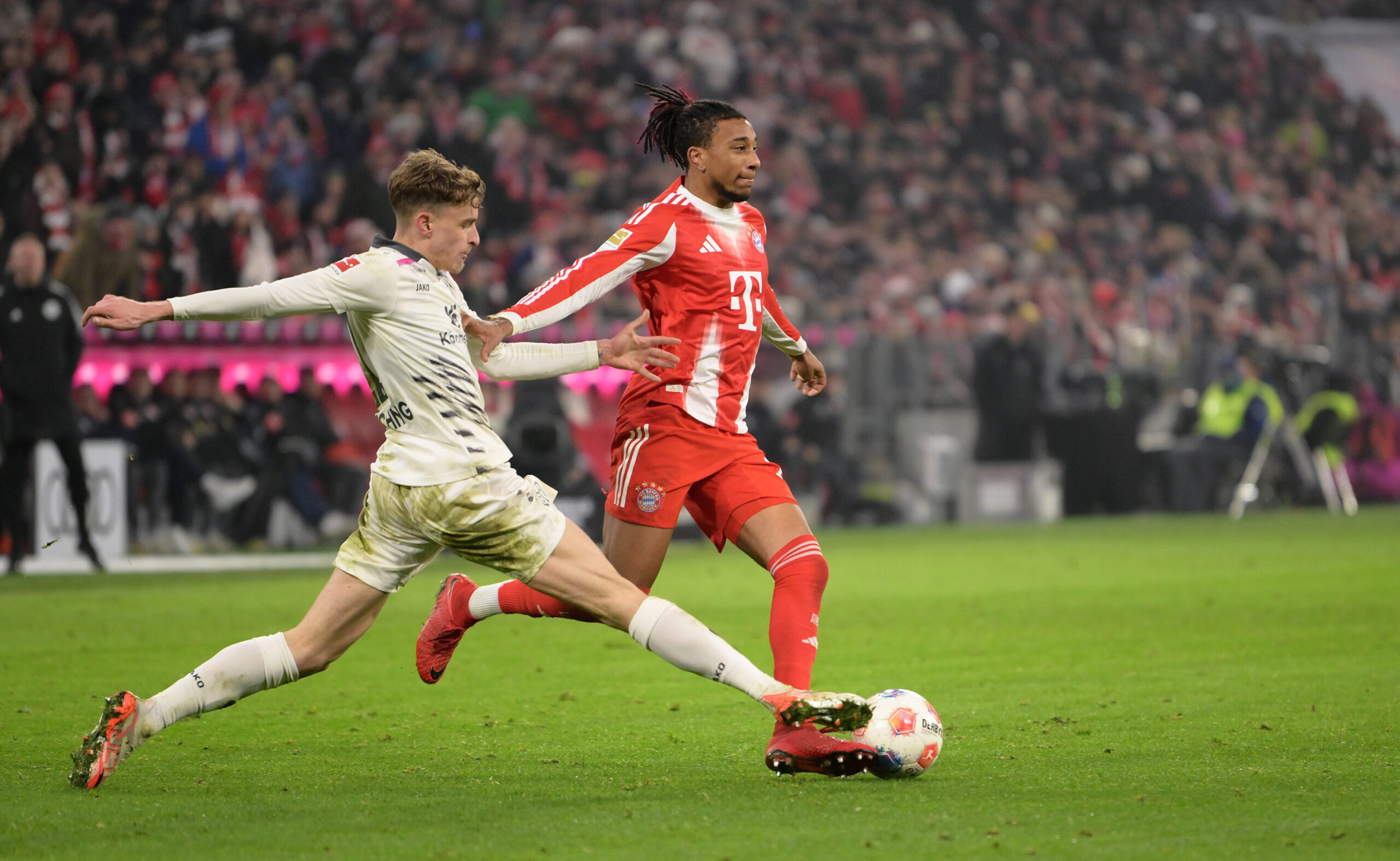 Nikolas Veratschnig verteidigt gegen Michael Olise