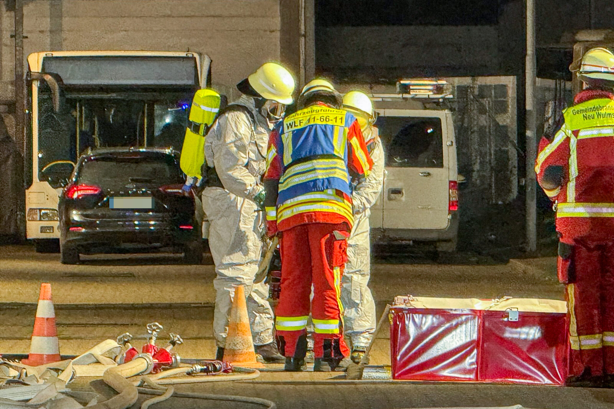 Woher kommt der Gestank? Feuerwehrleute in Schutzanzügen suchen das Firmengelände in Neu Wulmstorf bei Hamburg ab.
