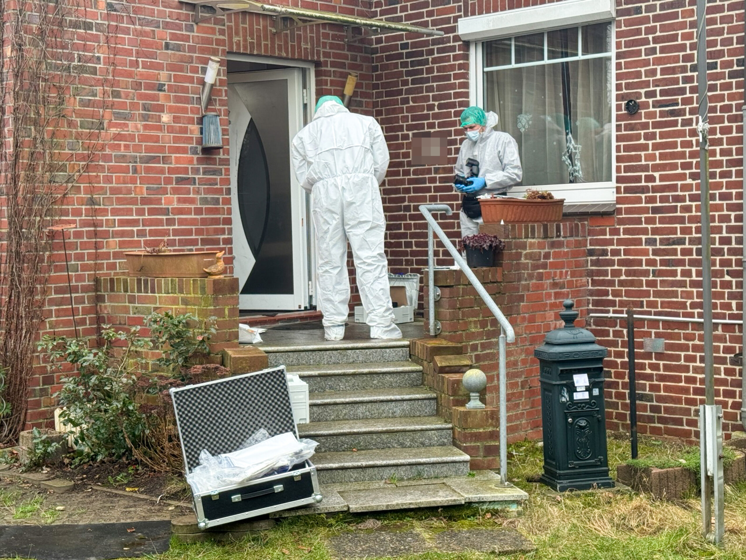 Beamte der Spurensicherung am Tatort.