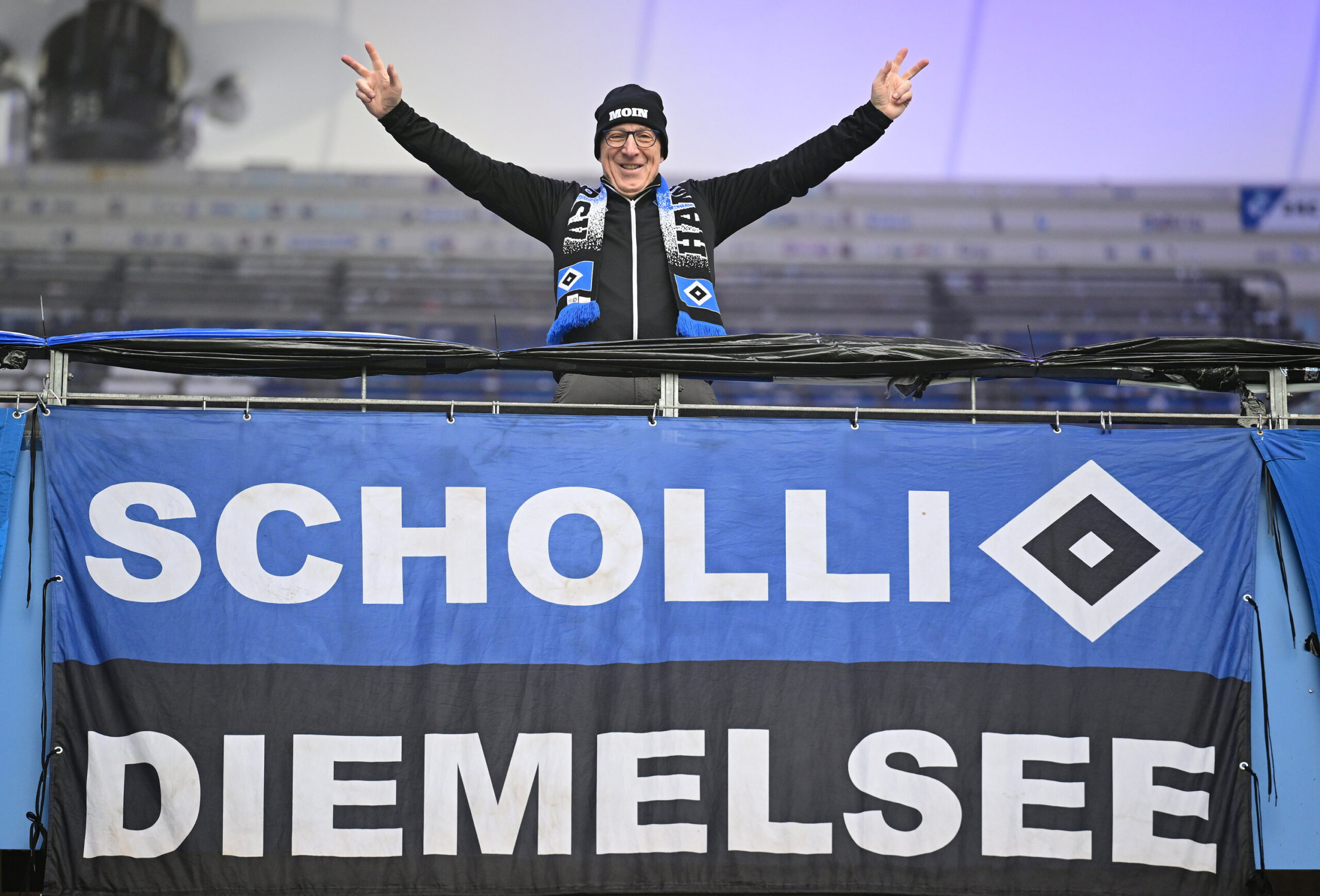 HSV-Fan Martin Scholz mit einem Banner