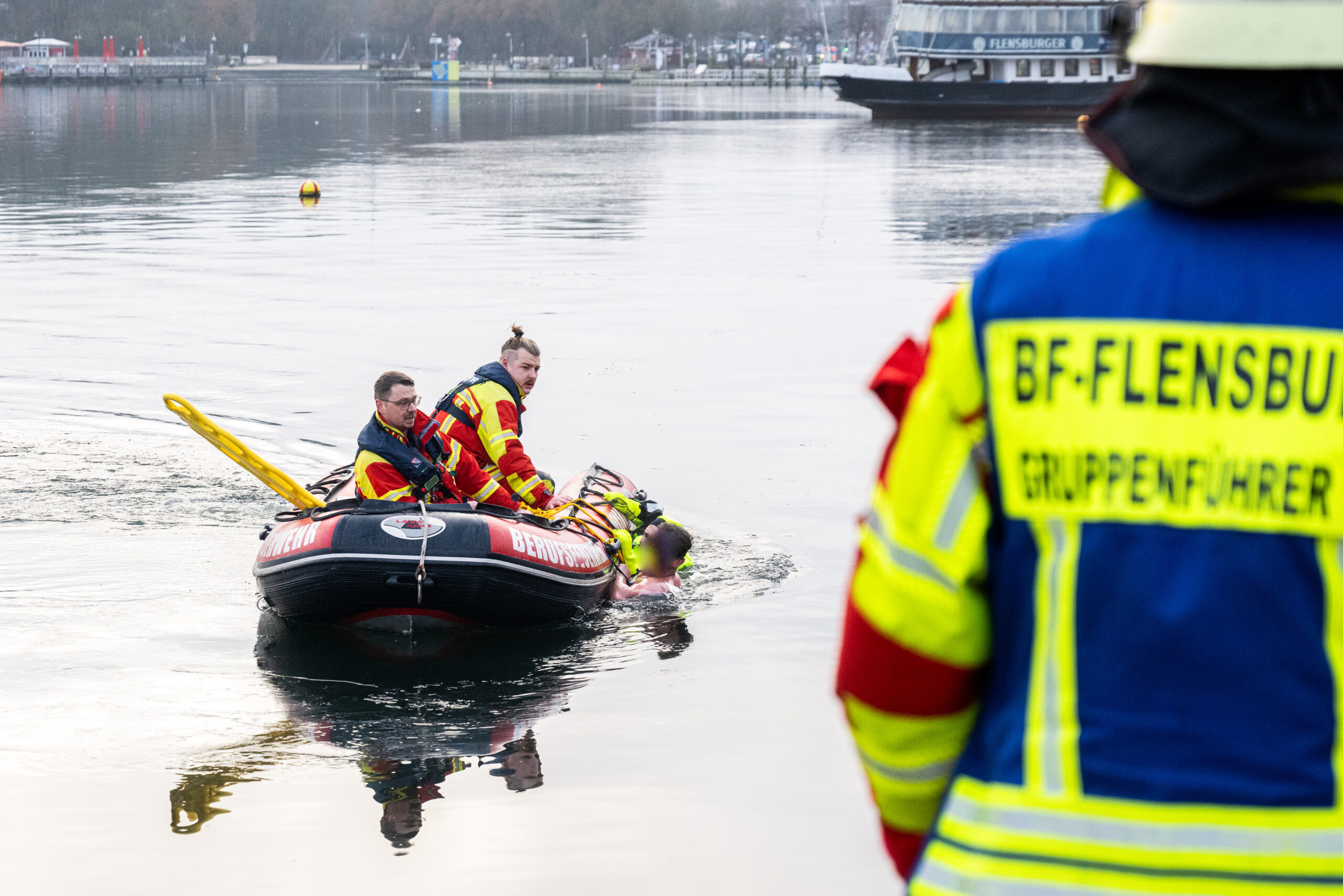 Mann springt in Flensburger hafenbecken und will sich nicht retten lassen