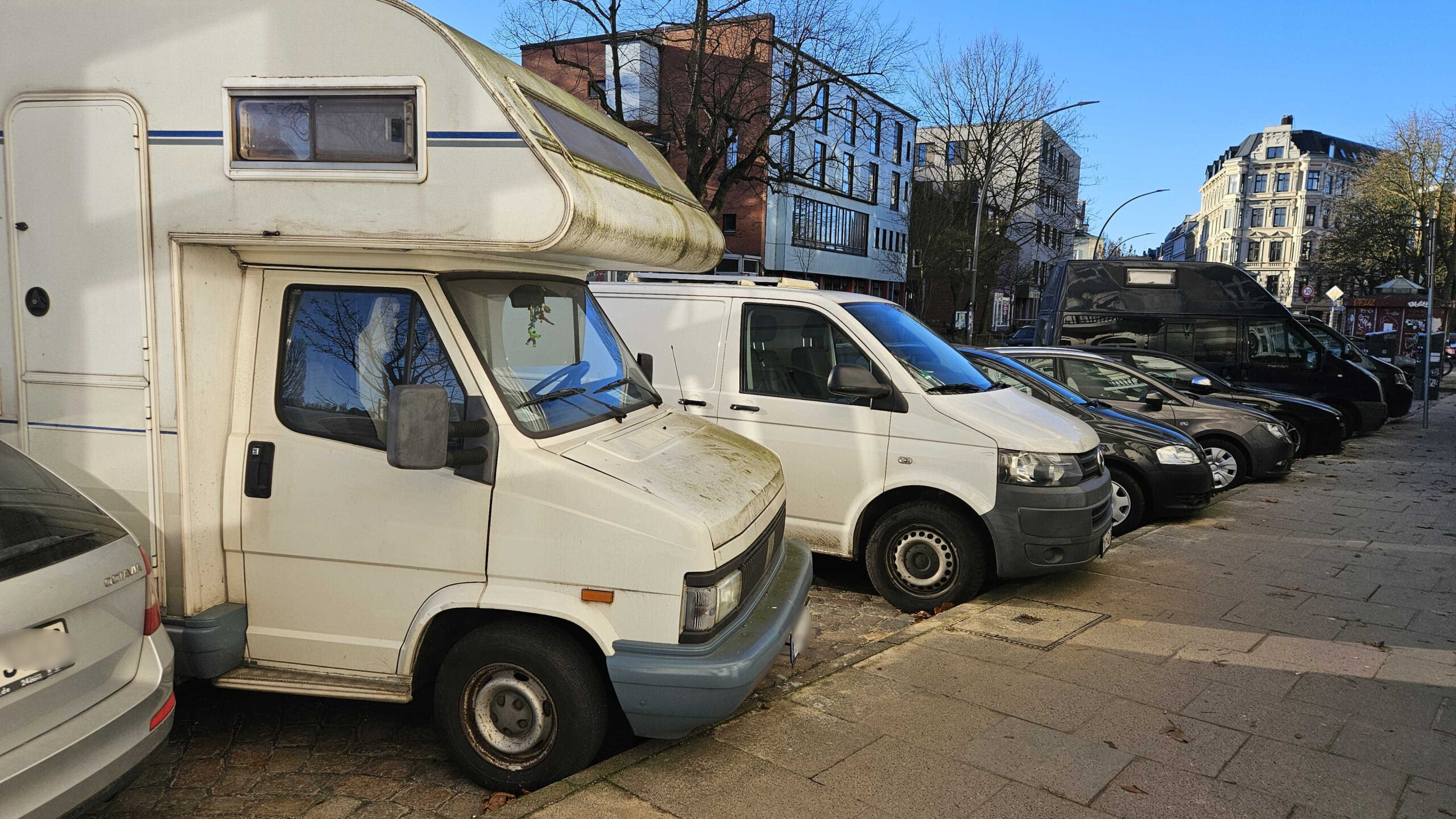 An der Straße Ottenser Martkplatz folgt ein Wohnmobil dem nächsten.