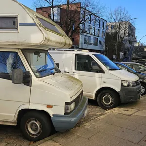 An der Straße Ottenser Martkplatz folgt ein Wohnmobil dem nächsten.