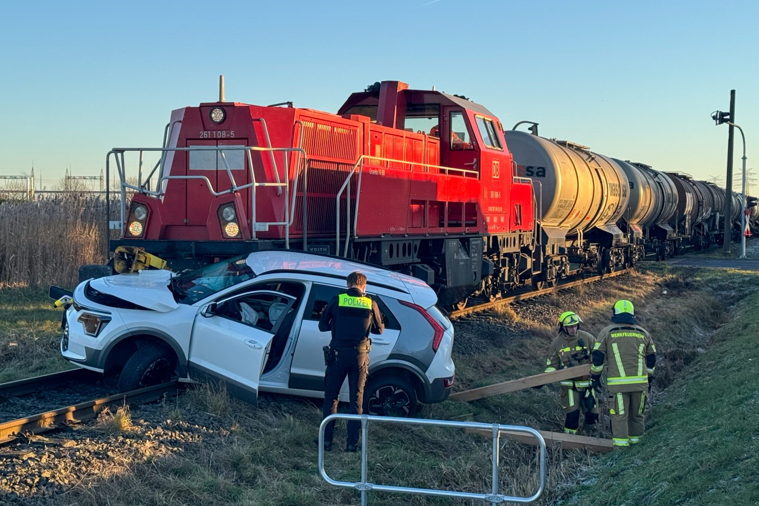 Völlig demoliert hängt der erfasste PKW im Gleisbett.