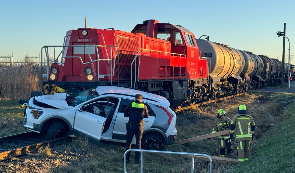 Autofahrer-von-G-terzug-erfasst-und-100-Meter-mitgeschleift