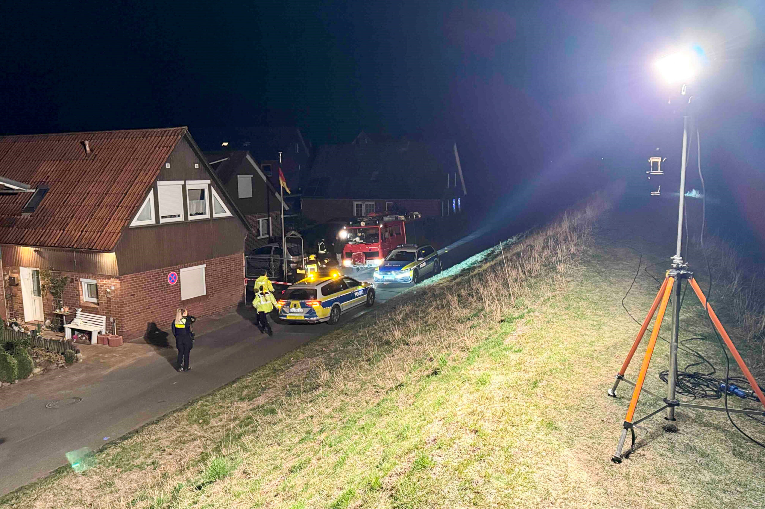 Einsatzkräfte sichern das Haus in Drochtersen, in dem ein 39-Jähriger eine 36-Jährige lebensgefährlich verletzt haben soll.