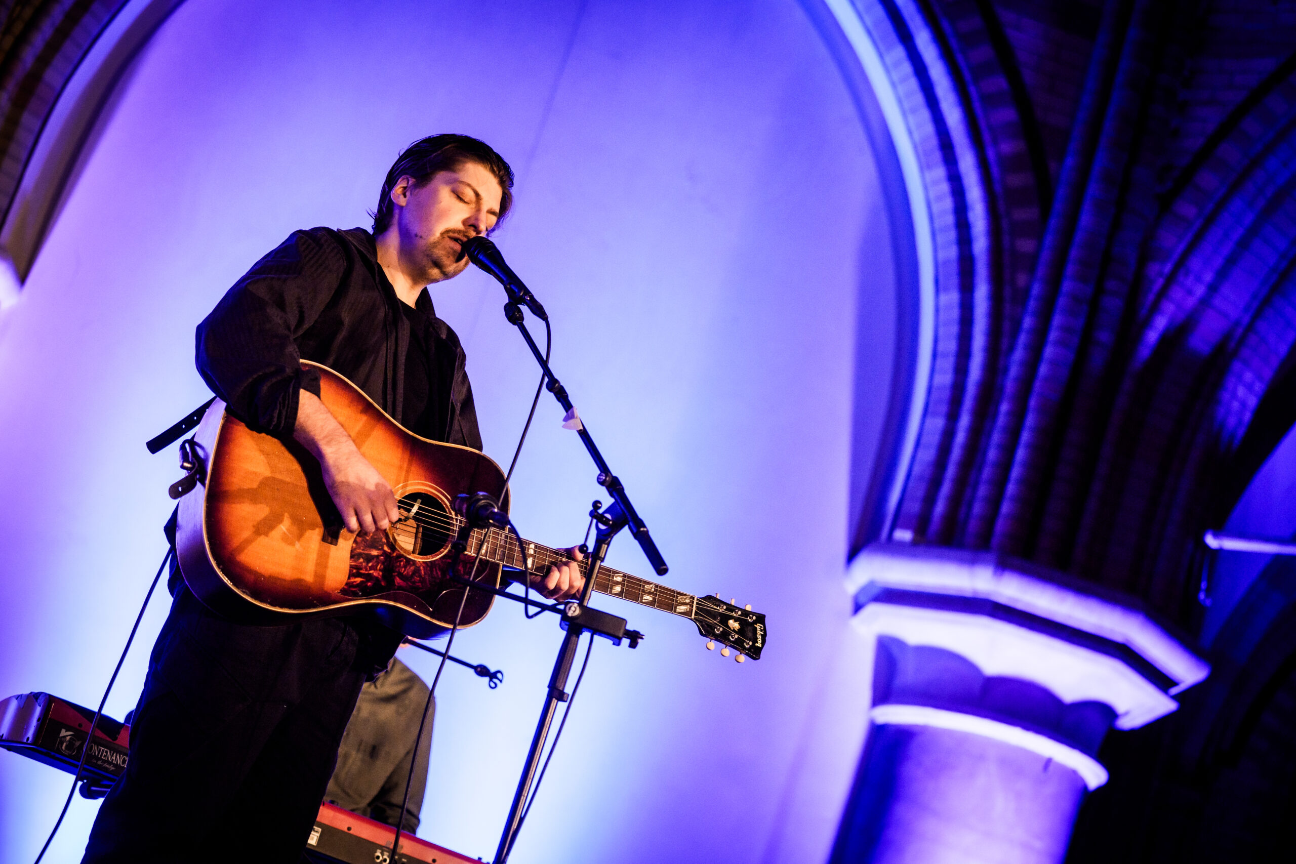 Der Sound hallt leise durchs Kirchenschiff: Philipp Poisel in der Kulturkirche Altona.