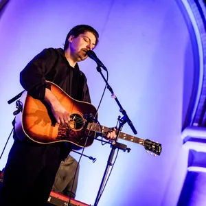 Der Sound hallt leise durchs Kirchenschiff: Philipp Poisel in der Kulturkirche Altona.