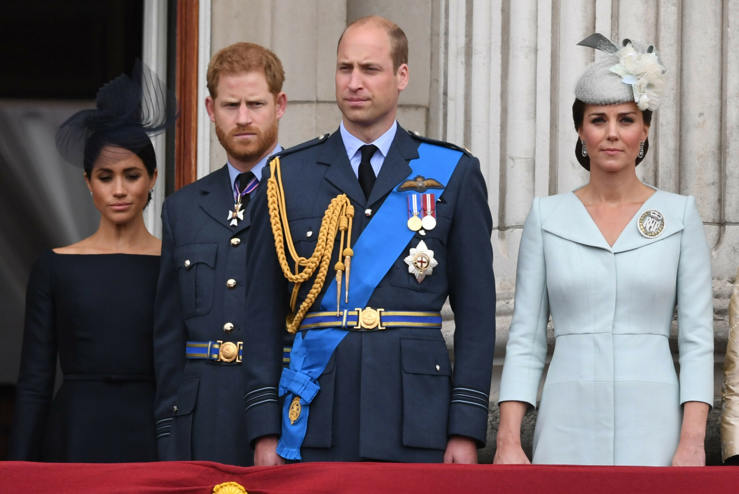 Herzogin Meghan (l-r), Prinz Harry, Prinz William und Prinzessin Kate stehen auf dem Balkon des Buckingham-Palasts