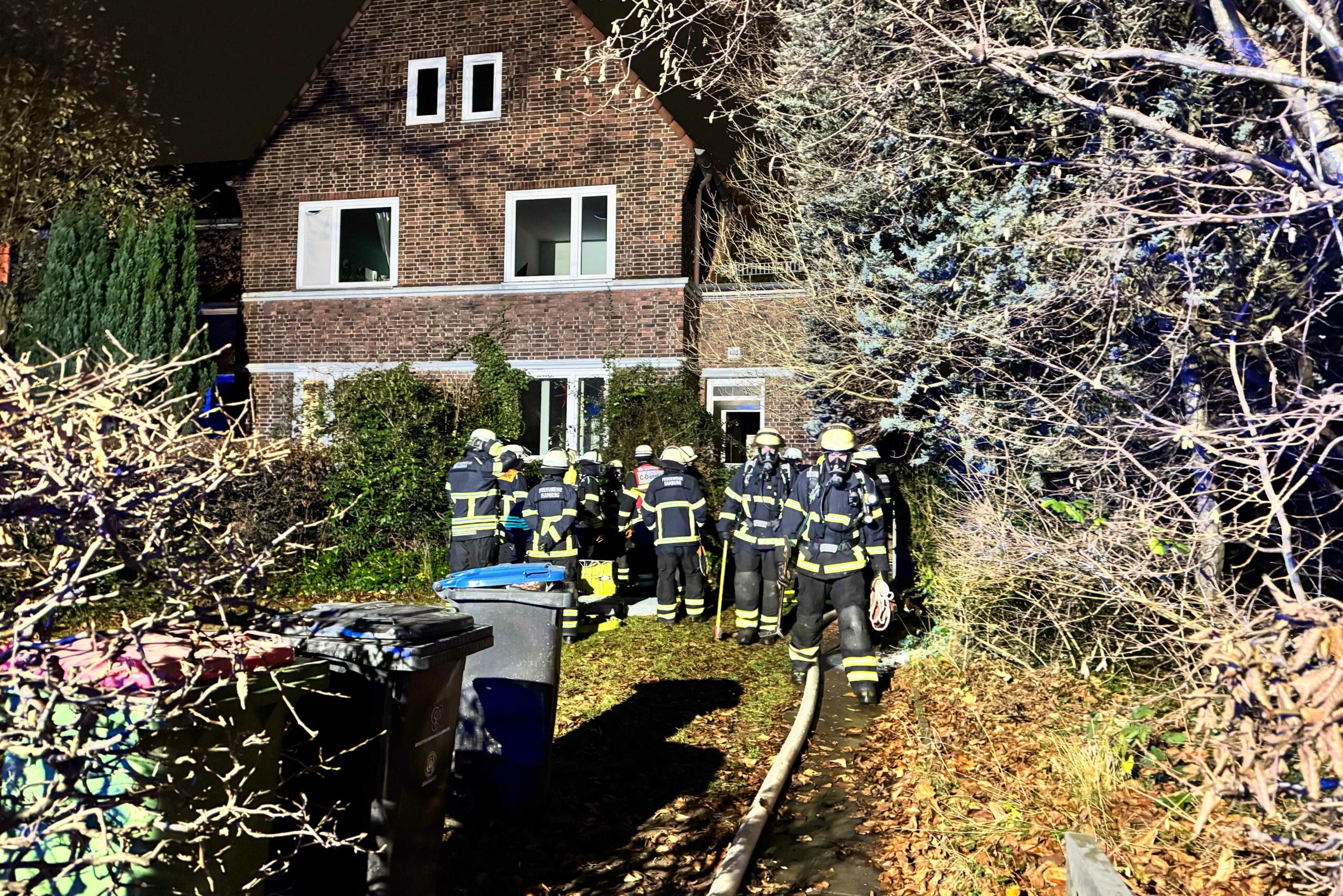 Ethanolofen setzt Zimmer in Reihenhaus in Brand – drei Verletzte in Groß Borstel