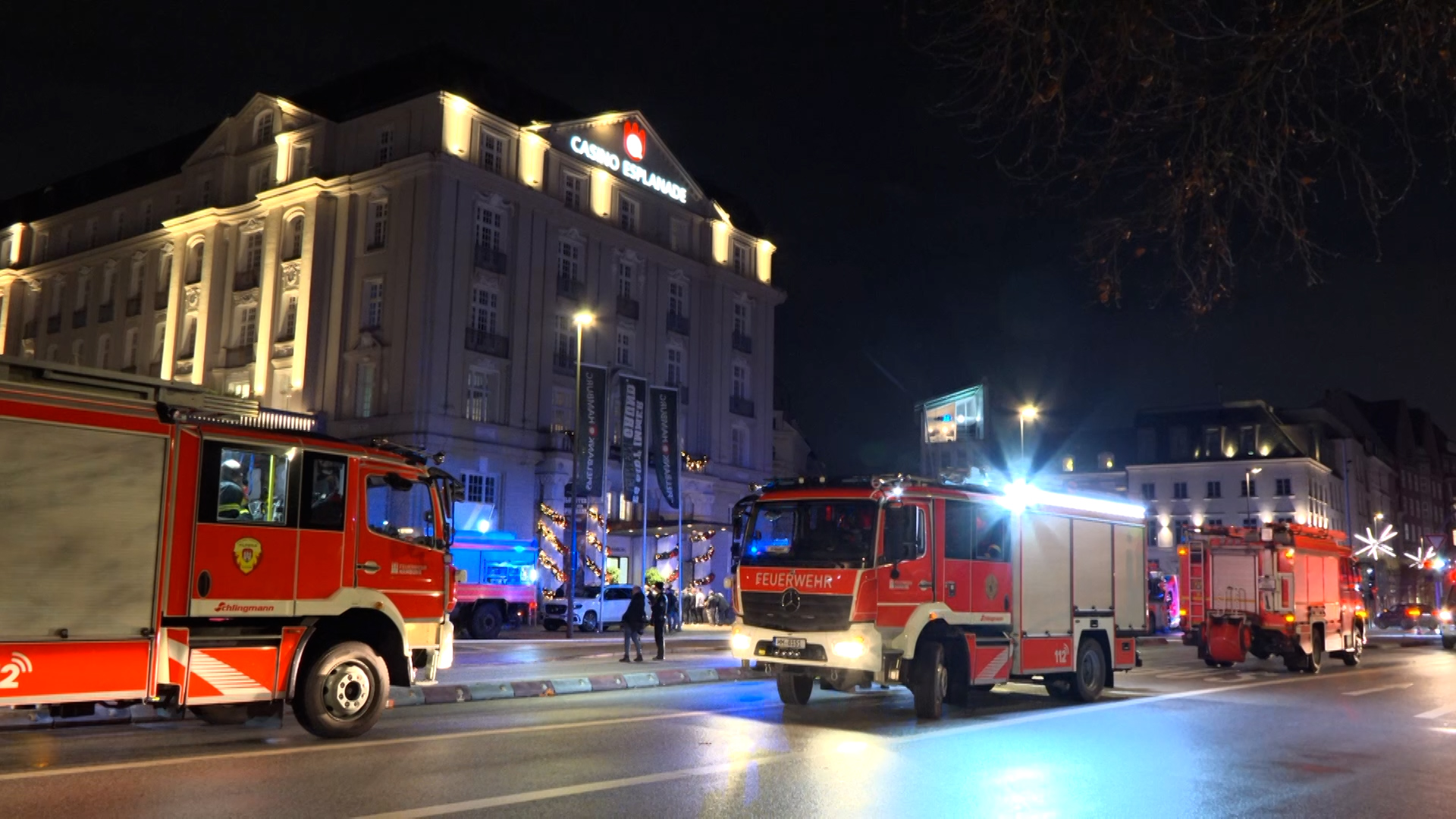 Feuerwehrleute im Einsatz vor dem Spielcasino Esplanade in Hamburg.