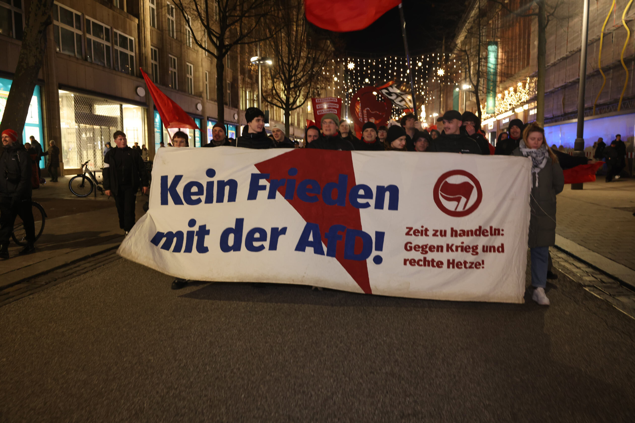 Mehrere Hundert Menschen demonstrieren gegen einen Auftritt von Alexander Gauland im Hamburger Rathaus.