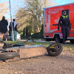 Auf der Kreuzung von Friedensweg, Kronprinzenstraße und Dörpfeldstraße in Hamburg-Osdorf sind ein Pkw und ein E-Scooter zusammengestoßen.
