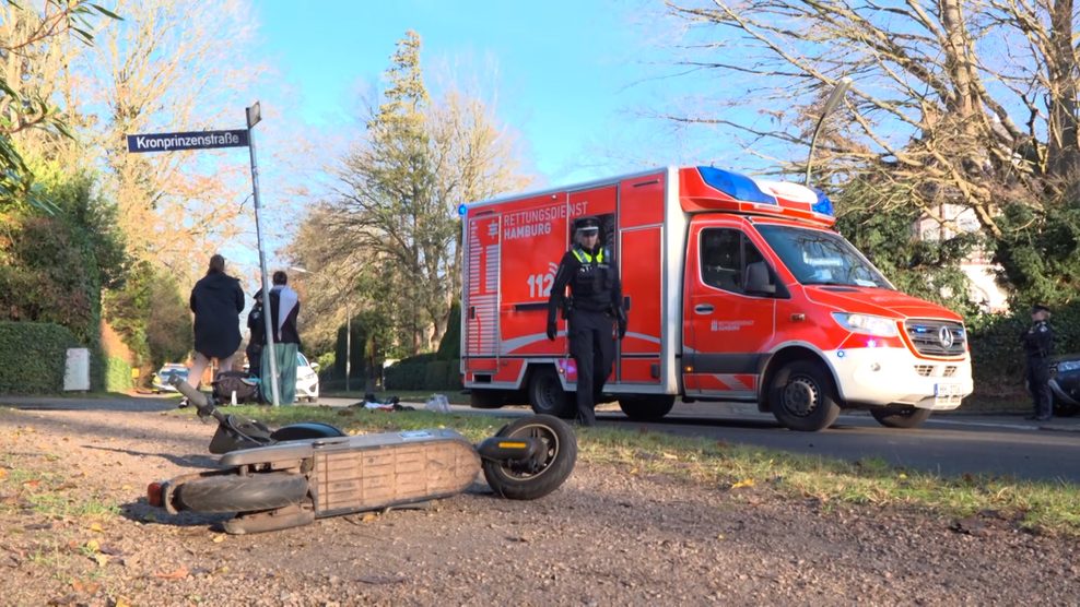 Auf der Kreuzung von Friedensweg, Kronprinzenstraße und Dörpfeldstraße in Hamburg-Osdorf sind ein Pkw und ein E-Scooter zusammengestoßen.