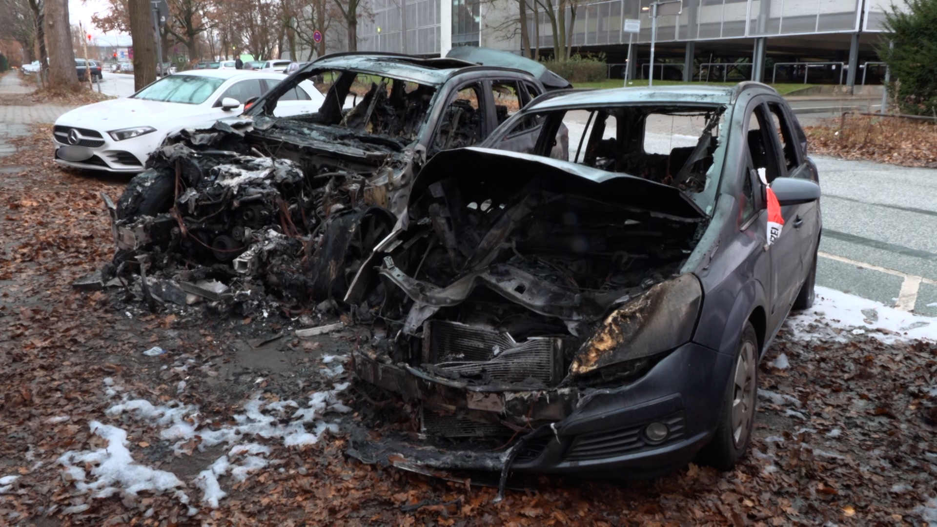 Vier Autos brannten nahe des Flughafens aus.